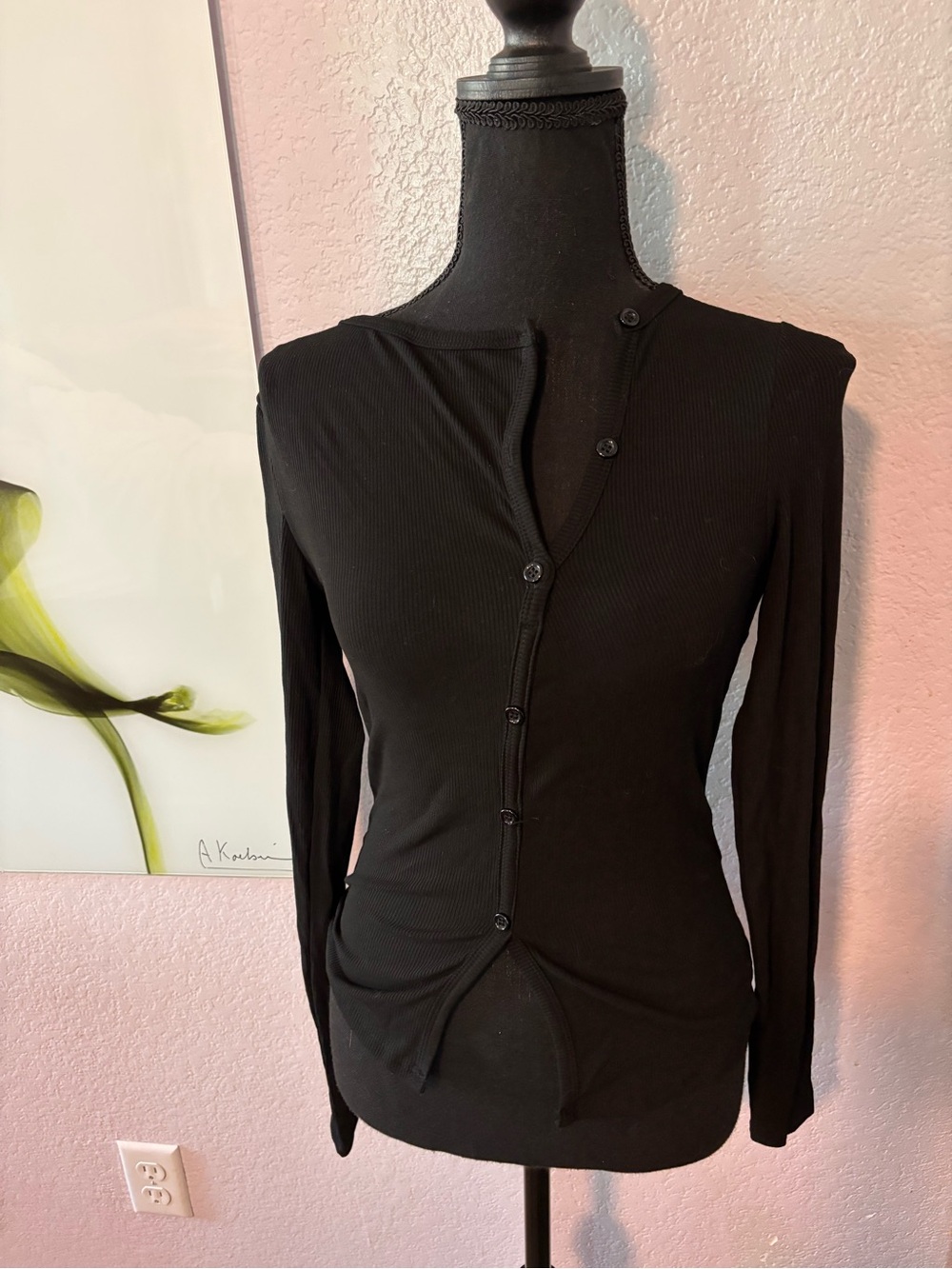 New black shirt size small
